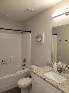 Douche, sèche-cheveux, serviettes fournies