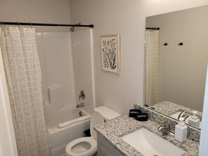 Shower, hair dryer, towels, shampoo - Modern Omaha Getaway with Private Deck & Free Parking (Omaha)