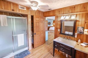 Shower, hair dryer, towels - Aska Lodge - Family Time (Blue Ridge)