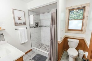 Shower, hair dryer, towels - Aska Lodge Summary:<br>W (Blue Ridge)