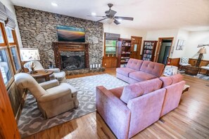 Télévision, cheminée, espaces bureaux