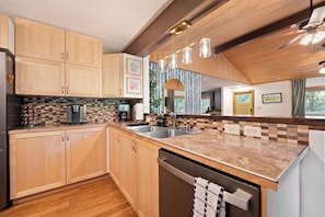 Réfrigérateur, micro-ondes, plaque de cuisson, lave-vaisselle