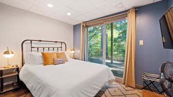 8 bedrooms, iron/ironing board, WiFi, bed sheets