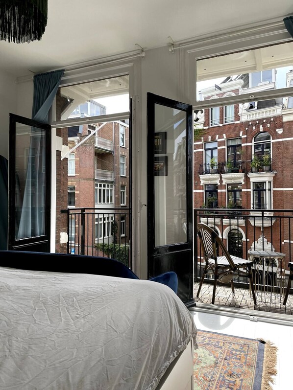 4 bedrooms, desk, iron/ironing board, travel crib