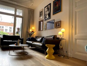 Téléviseur, lecteur de DVD, livres, chaîne audio