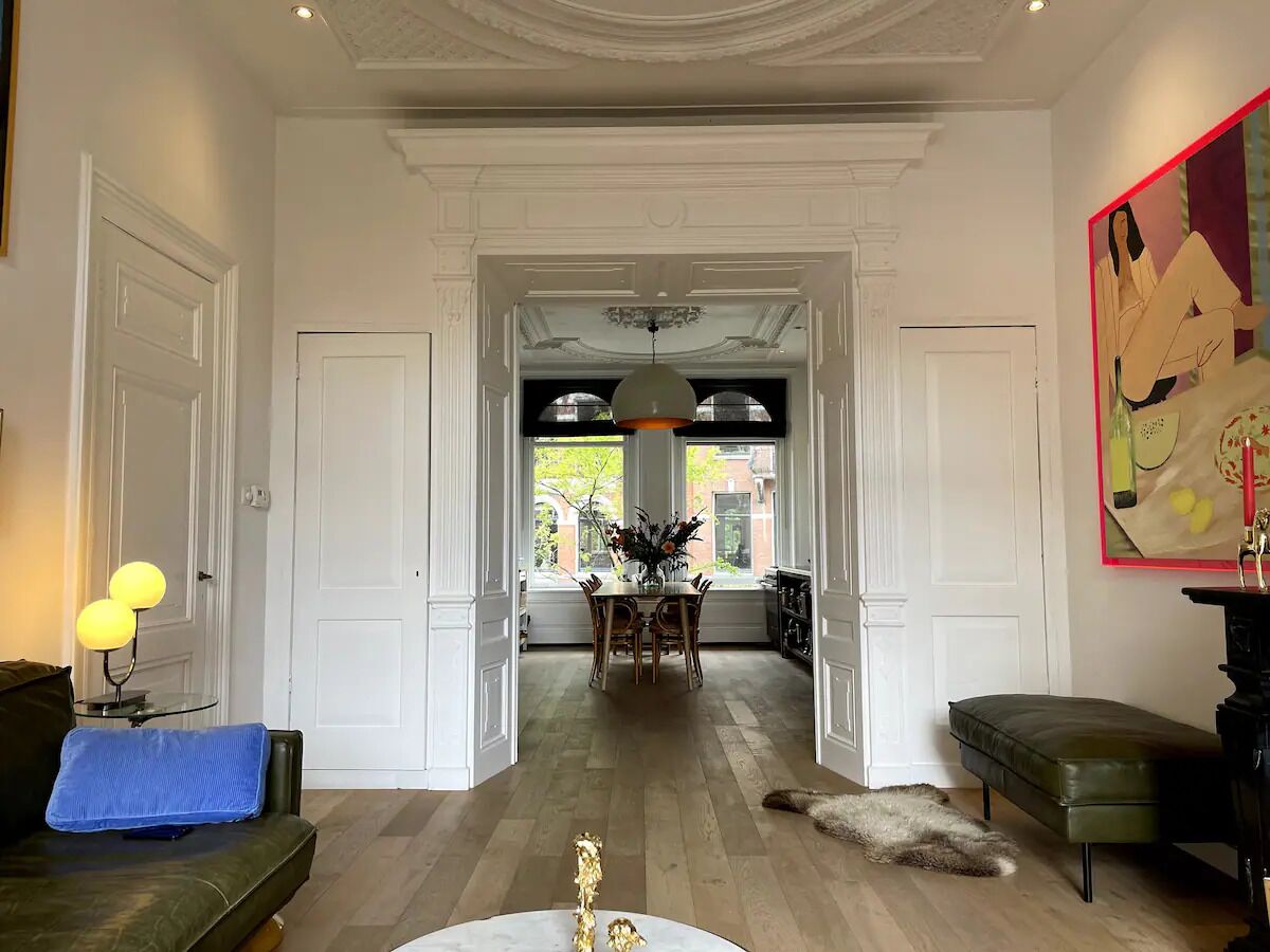 Een televisie, een dvd-speler, boeken en een stereo