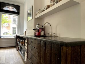 Fridge, oven, stovetop, dishwasher