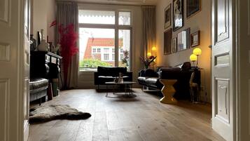 TV, DVD player, books, stereo