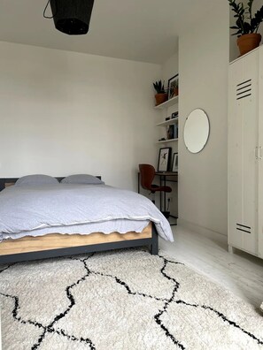 4 bedrooms, desk, iron/ironing board, travel crib