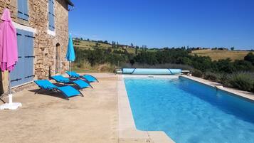 Una piscina al aire libre, una piscina climatizada