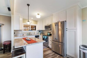 Fridge, microwave, oven, stovetop - Navigate Stays: Waterfront w/ Bay Views & More (Tillamook)