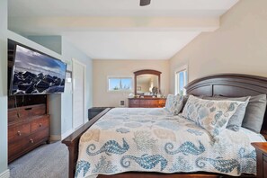 3 bedrooms, WiFi, bed sheets - Navigate Stays: Waterfront w/ Bay Views & More (Tillamook)