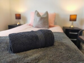 House | 3 bedrooms, iron/ironing board, free WiFi, bed sheets - Free Parking/wifi, 3 Beds Sleep 6 Near Uni & Town! (Lancaster)