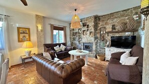 Smart TV, fireplace, DVD player, ping pong