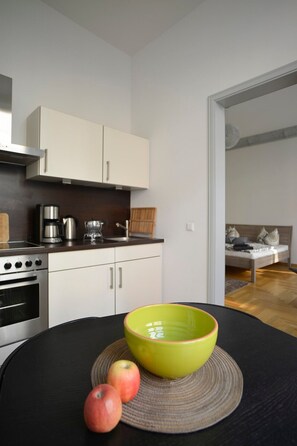Fridge, microwave, cookware/dishes/utensils - Kokon Studio Apartment near Hauptbahnhof (Leipzig)