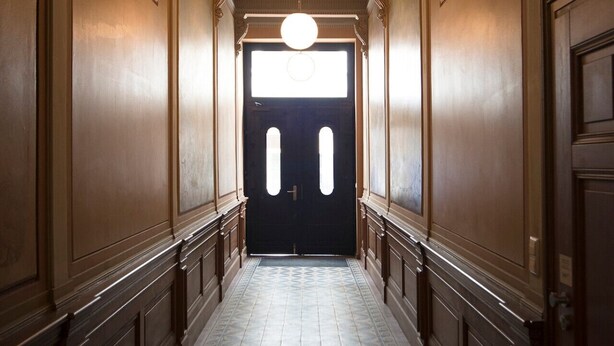 A hallway with a patterned floor, a double door at the end, and a round light fixture on the ceiling. - Konko Apartment near Zoo Leipzig (Leipzig)