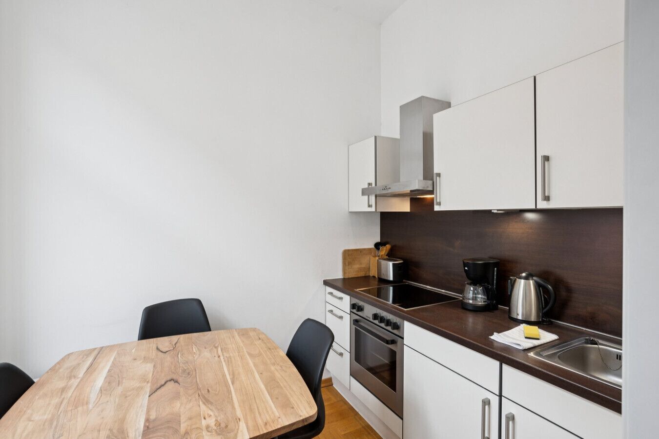 Kühlschrank, Ofen, Wasserkocher mit Kaffee-/Teezubehör, Toaster