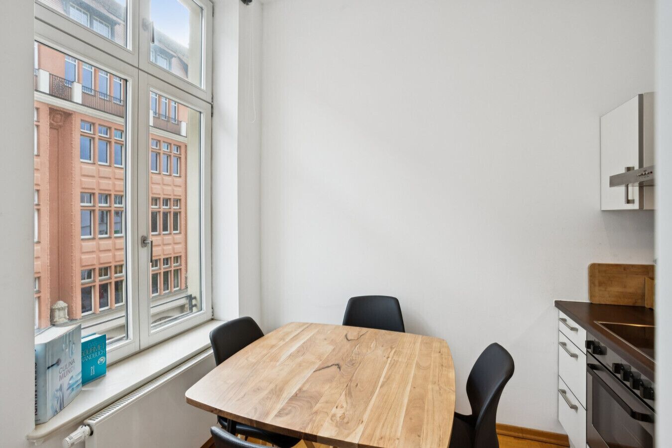 Kylskåp, ugn, kaffe- och tebryggare och brödrost