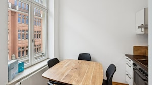 Kaffetrakter/tekoker, kjøleskap, ovn og brødrister