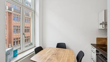 Kylskåp, ugn, kaffe- och tebryggare och brödrost