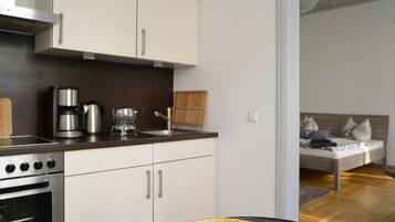 Kühlschrank, Mikrowelle, Ofen, Wasserkocher mit Kaffee-/Teezubehör