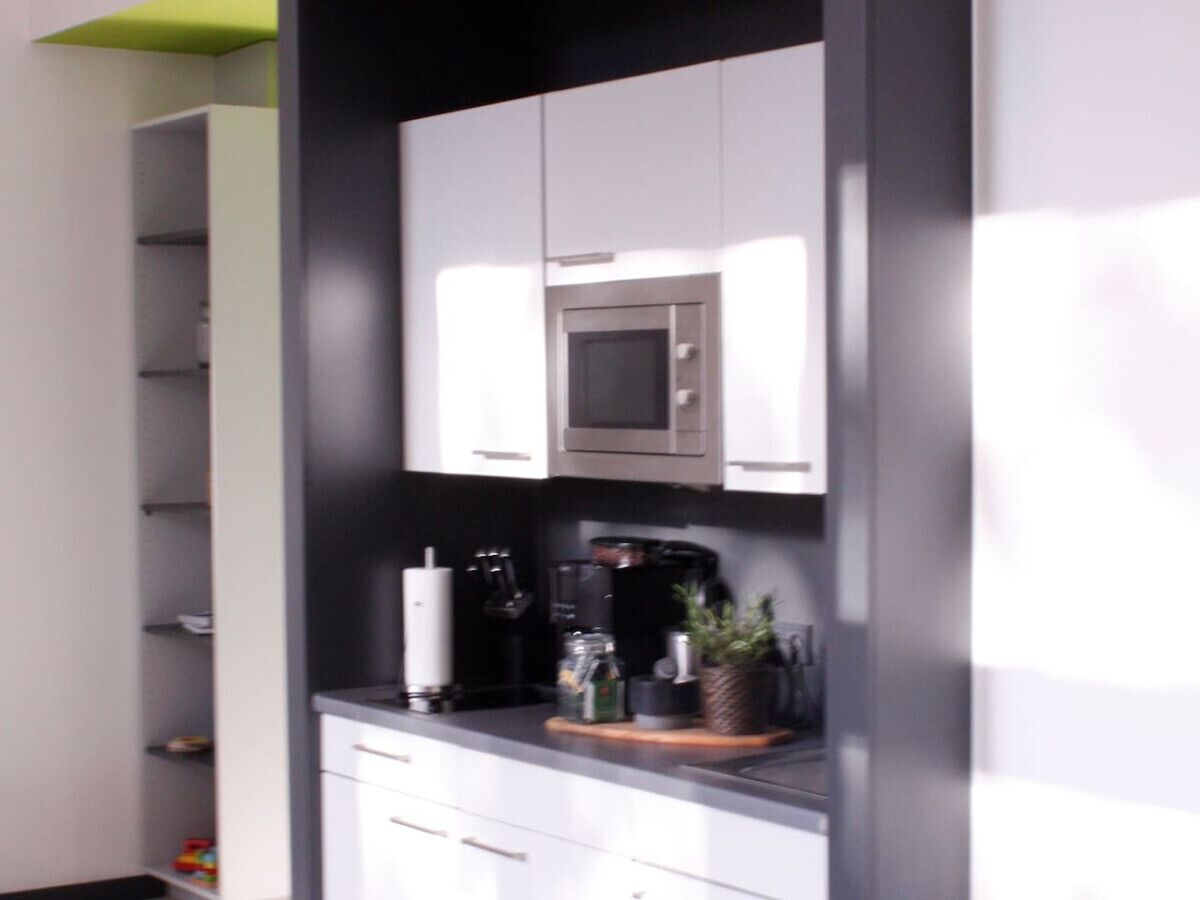 Kjøleskap, mikrobølgeovn, kaffetrakter/tekoker og brødrister