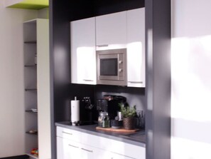 Kühlschrank, Mikrowelle, Wasserkocher mit Kaffee-/Teezubehör, Toaster
