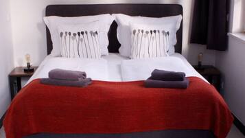 Una scrivania, culla da viaggio, Wi-Fi gratuito, lenzuola