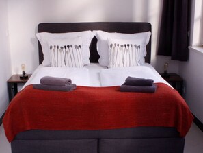 Schreibtisch, Reisekinderbett, kostenloses WLAN, Bettwäsche