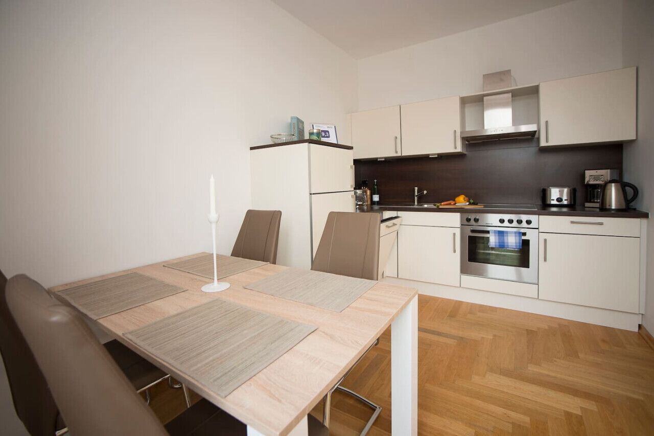 Kühlschrank, Mikrowelle, Ofen, Wasserkocher mit Kaffee-/Teezubehör