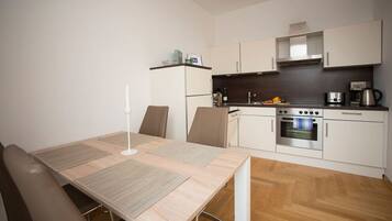 Kühlschrank, Mikrowelle, Ofen, Wasserkocher mit Kaffee-/Teezubehör