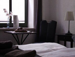 1 bedroom, desk, travel crib, free WiFi - Apartment-Ensuite with Bath-City view (Leipzig)