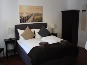 1 bedroom, desk, travel crib, free WiFi - Apartment-Ensuite with Bath-City view (Leipzig)