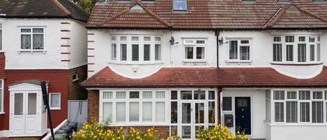 Vista frontal de la propiedad