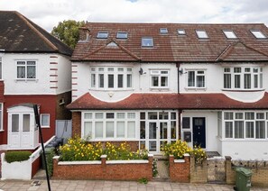 Front of property - Wavertree Hotel (London)