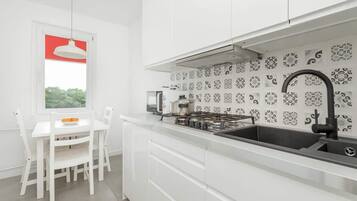 Réfrigérateur, four à micro-ondes, surface de cuisson, lave-vaisselle