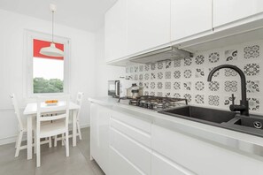 Fridge, microwave, stovetop, dishwasher