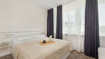 2 bedrooms, desk, iron/ironing board, WiFi