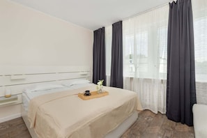 2 bedrooms, desk, iron/ironing board, WiFi