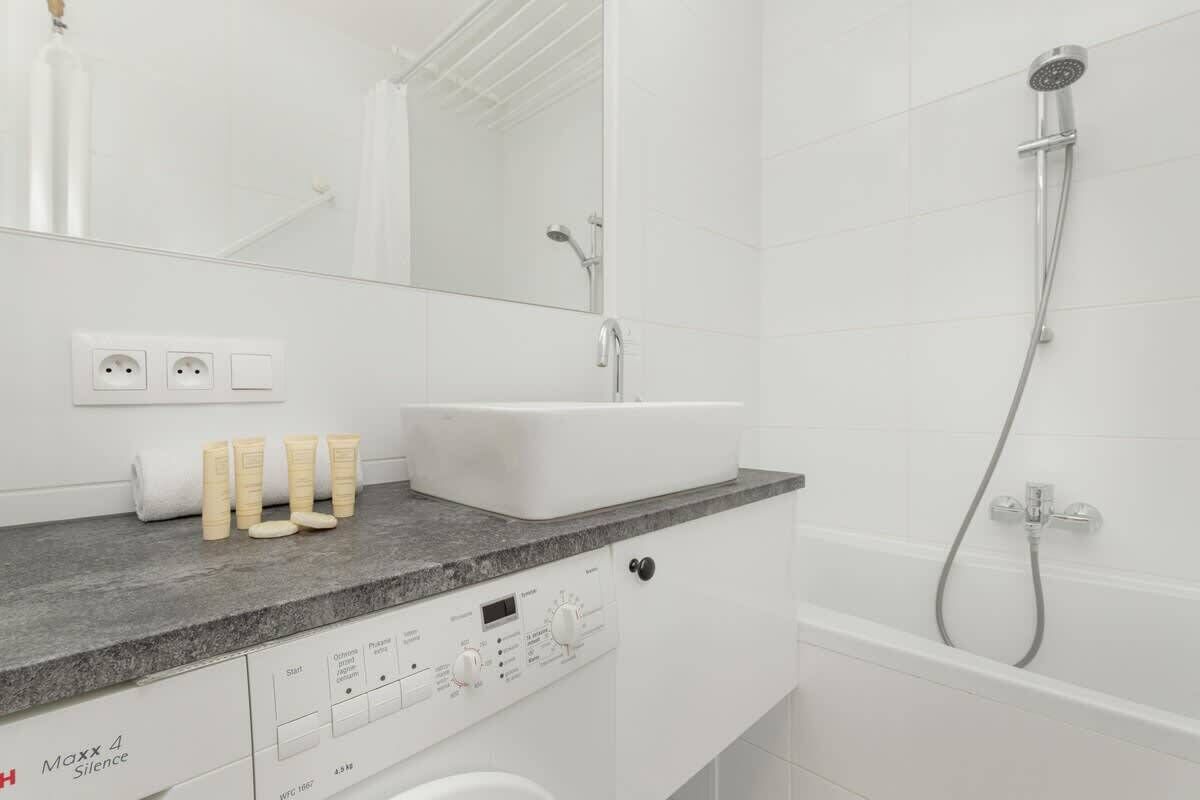 Een douche, een haardroger, handdoeken, shampoo