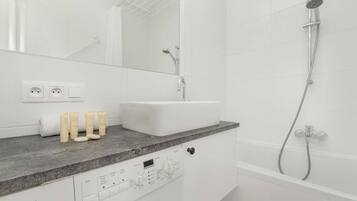 Een douche, een haardroger, handdoeken, shampoo