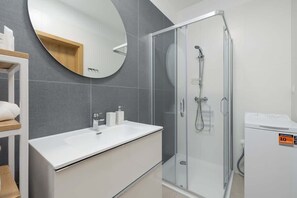 Dusche, Haartrockner, Handtücher, Shampoo