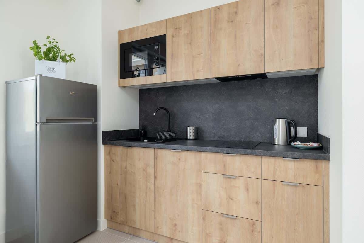 Kühlschrank, Mikrowelle, Herdplatte, Geschirrspüler