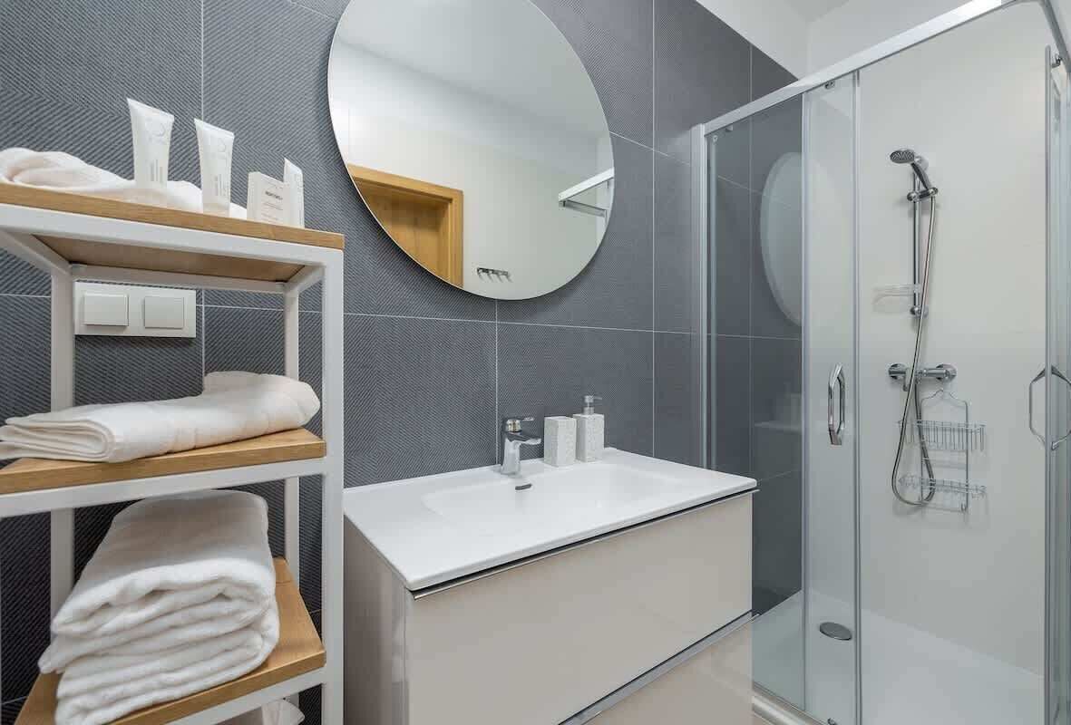 Ducha, secador de pelo, toallas, shampoo