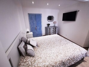 1 bedroom, travel cot, free WiFi, bed sheets - Castle House and Beach (Sines)