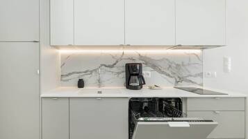 Geladeira, micro-ondas, cooktop, lava-louças