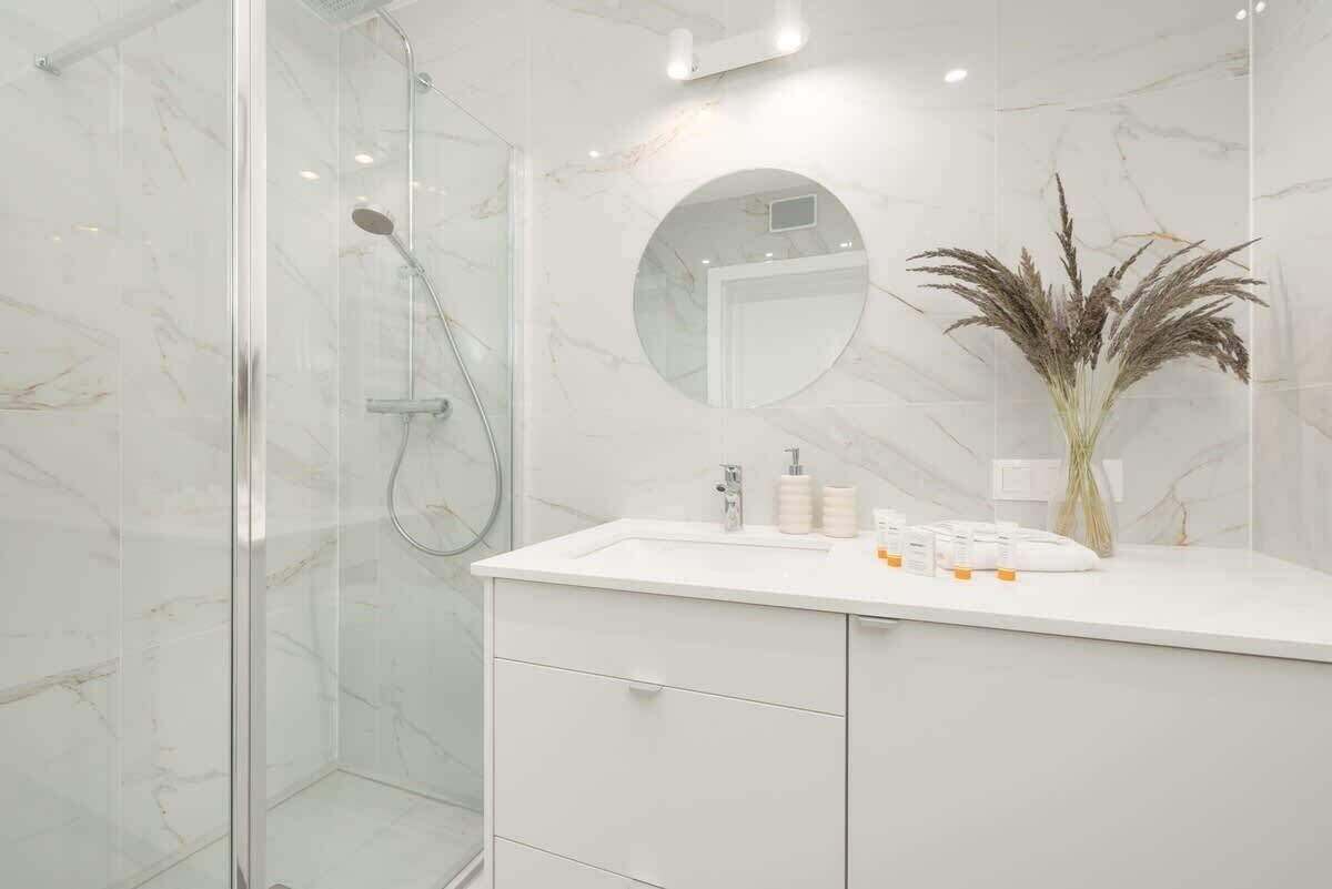Dusche, Haartrockner, Handtücher, Shampoo