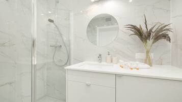 Dusche, Haartrockner, Handtücher, Shampoo