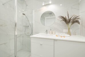 Douche, sĂšche-cheveux, serviettes fournies, shampoing