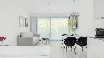 Iron/ironing board, travel crib, WiFi, bed sheets